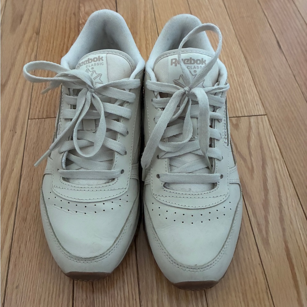 Women’s Size 7 Reebok Classic Leather Sneakers in Alabaster Beige - Picture 2 of 9